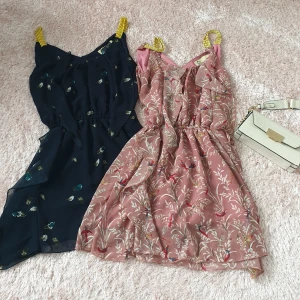 Sommarklänningar snygga vackra eleganta - 2 för 300kr 1 för 150kr