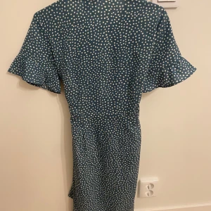 Vero Moda klänning - Använd fåtal gånger, Mycket bra skick, inga skador Säljer då den inte passar mig längre