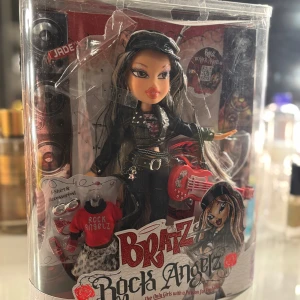Bratz docka  - Bratz docka från collektionen ”Rock Angels”. Den är som ny och förpackning och allt i finns kvar.