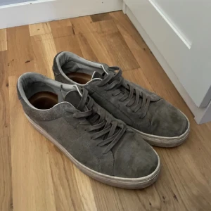Vagabond skor - Säljer nu dessa gråa vagabond skor. Jag säljer dem för dem var för stora. Dem är i Andvänd skick men inga hål eller sånt. Pris diskuteras vid snabb affär. Skriv för mer frågor.