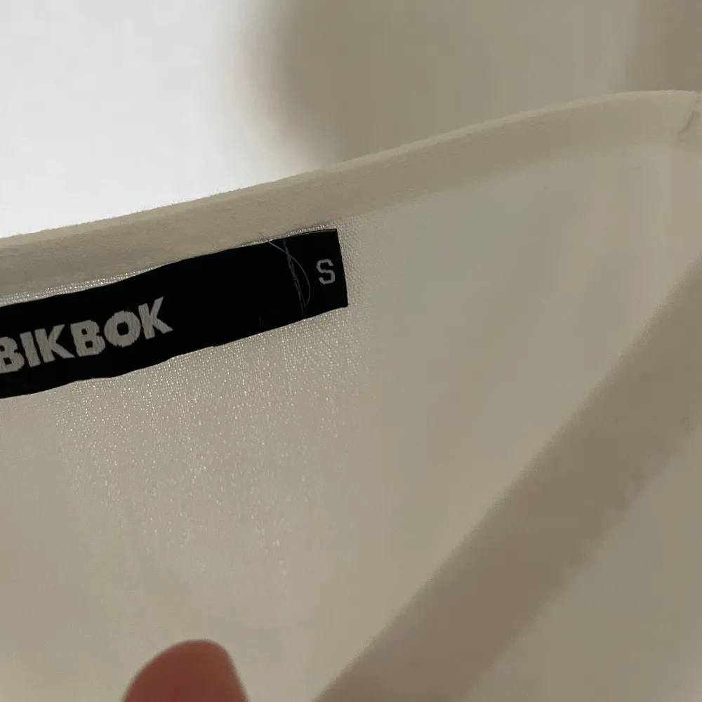 Säljer detta vita linne från bikbok med knappr. Toppar.