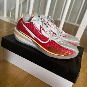 Gt cut 1 University red / Flash  - Skicket är 9/10 ända felet är slitningar på swoosh. Elite performance. Sjukt sköna o lätta.  ( Kan kanske gå ner lite i pris vid snabb o smidig affär)