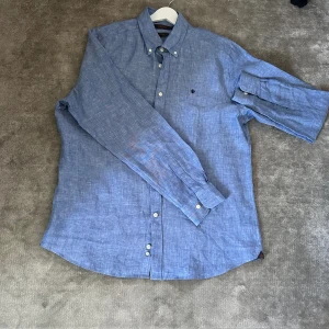 Morris linneskjorta - Säljer en helt ny Morris skjorta. Säljs då den var för stor. Kvitto finns.Nypris 1299kr