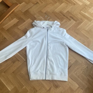 Vit zip hoodie - Säljer nu denna fräscha vita zip up Hoodien i toppskick. Tröjan är från märket Urban Classics och köptes för 800kr. Tröjan har endast används ett fåtal ggr då den inte passade mig. Säljer nu tröjan för endast 250kr!