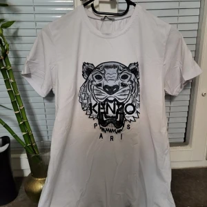Säljer en vit Kenzo T-shirt  - Säljer en vit Kenzo T-shirt i helt ny skick 