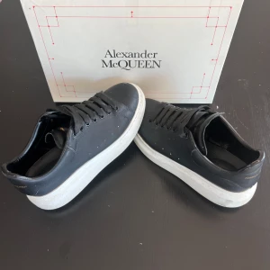 Alexander mcqueen skor - !INTRESSEKOLL! Tja, tänkte nu sälja mina riktigt snygga Alexander mcqueen skor som har mycket kvar att ge, de ända defekten är små ”rivmärken” på sidan av skon, men utöver det riktigt feta och fräscha till sommaren, ALLT INGÅR I BOX!