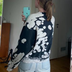 Cowprint sweatshirt - Sweatshirt i ganska lätt material med ballt cowprint. Ärmarna är lite slitna då den vart mycket älskad men annars fint skick 💕