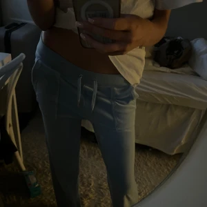 Juicy couture byxor  - Jätte fina i fin färg 💗 nästan aldrig använda 💗( jag är 165cm) dom passar mig perfekt 