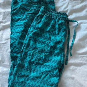 zara byxor - Coola zara byxor som är mönstrade, säljes då de tyvärr inte passar mig