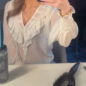 Zara blus  - Säljer den här super trendiga zara blusen, super fin verkligen men kommer tyvärr inte till användning ❤️ Får inte alltid fram alla meddelanden så skriv igen om jag inte svarat!!❤️