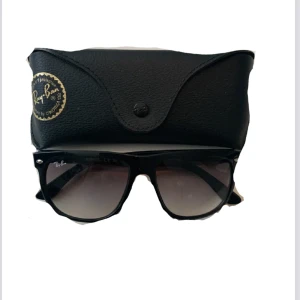 Ray-ban boyfriend  - Nu har vi fått in dessa populära ray-ban boyfriend! Skicket är som nytt endast använda fåtal gånger! Hör av dig vid frågor eller funderingar!