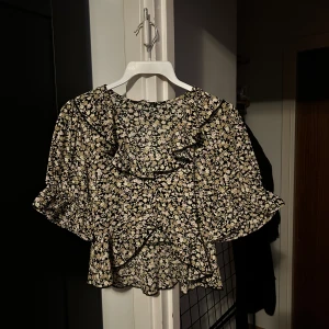 Blus H&M - Söt blus, normal passform.