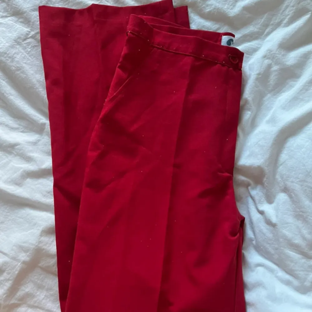 Röda coola kostymbyxor!. Jeans & Byxor.
