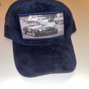 Trucker keps - Hej! Säljer min Emilio Pandeza keps, som är använd 1 gång. Anledningen är simpel att jag hade andra kepsar och denna användes darför ej. Kepsen är onesize och har ett späne där bakom som gör att den smidigt kan passa alla huvudstorlekar! Ingen box.