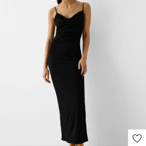 svart klänning  - säljer en helt oanvänd klänning, den sitter helt perfekt på kroppen med en lite djupare rygg