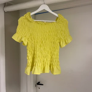 Sommartopp  - Supergullig sommartopp från hm. Super stretchigt skönt material, det går både att ha toppen of shoulder eller som en vanlig tröja💛