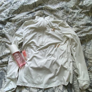 Tränings tröja - Tränings tröja i bra skick, aldrig andvänd endast testad, köpt för ett tag sen men den har bara legat i garderoben 