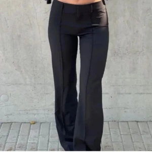 Lowwaist kostymbyxor - Säljer dessa kostymbyxor från madlady. 34 short❣️ 