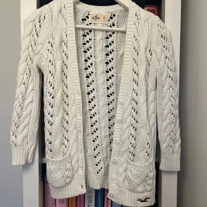 Vit kofta - En vit kofta från Hillstierna som är i nyskick! Jag har aldrig använt koftan då den var för liten  när jag köpte och nu säljer jag vidare till någon annan lyckligt lottad