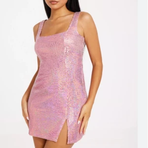 Glitterklänning Nelly - Supersnygg rosa glitterklänning från Nelly. Aldrig använd då den inte passade mig.  Köpte för 499 kr och säljer den för 150 kr.