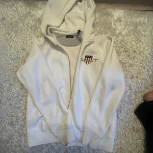 GANT zip up - En tröja med dragkedja från GANT i super skönt materia!