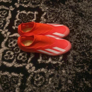 Adidas X Crazyfast fotbollskor - Helt nya dom är små de var en present jag fick!! Dom går för 1499kr i stadium Kommer box