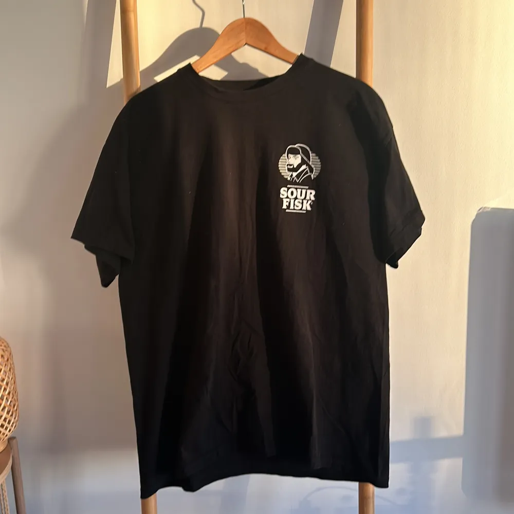 Merch T-shirt från Sour Fisk   Storlek XL  Vid frågor vänligen kontakta mig och kan även samfraktas ihop med andra köp . T-shirts.