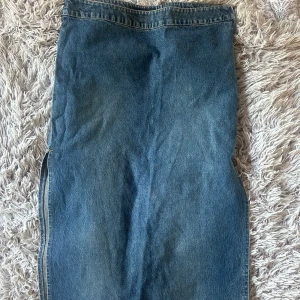 Blå jeanskjol  - En väldigt fin blå jeanskjol som har slits på båda sidorna. Har aldrig använts för jag kommer inte dem😅. Jag är 167 så den slutar ungefär 2 decimeter under mina knän.