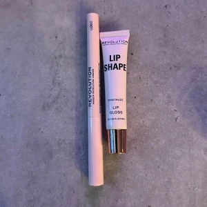 Läppkit - Läppkit med läppenna, läppglans och en försegling för läppstiftet! Denna är från Revolutioni färgen ”Pink Nude” som är köpt på Normal! Läppennan är endast testad på handen!