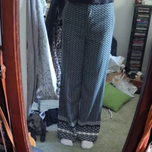 Mönstarde kostymbyxor  - Mönstade kostymbyxor ifrån H&M i polyester. Storlek 32 men passar mig med 34/xs perfekt. Saknar en knapp på insidan vid knäppningen men de är inget som märks av och de medföljer en knapp ifall de e nåt man vill fixa.