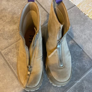 Eytys  - Sjukt balla skor från Eytys som jag köpte förra året! Jsparsamt använda och i bra skick❤️ Äkta mocka🍓