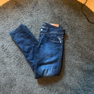 Replay  - Säljer nu dessa sjukt feta replay jeansen i marin blå med ljusblå fade/wash, dessa är sjukt feta och kan andvändas när som. Storlek 32/30. Nypris 1500 mitt pris 700, men kan självklart diskuteras. Hör av er vid funderingar  hör av er vid funderingar 