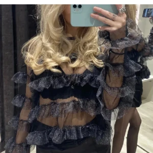 Zara topp - Helt slutsåld topp från zara i strl M. Bilden är lånad men skriv till mig så kan jag fixa egna🩷Säljer då jag inte använder den så mycket längre🩷🩷