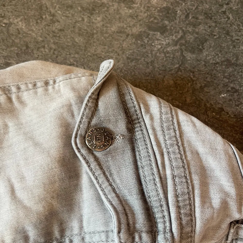 Ljusgråa jeans köpta från Nelly💗 Använda och har därför vissa defekter, se bild 2 & 3.   Det går alltid att föreslå lägre pris!🫶. Jeans & Byxor.