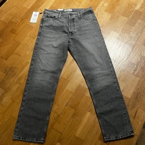 Jeans - Helt nya jeans från Jack and Jones. Nu pris 599kr.