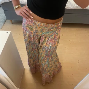 Mönstrad långkjol  - Superfin mönstrad långkjol, inga defekter den är knappt använd🧡🩷Pris kan diskuteras! Jag är 170 cm och den sitter bra på mig som brukar ha S men kjolen är väldigt stretchig!