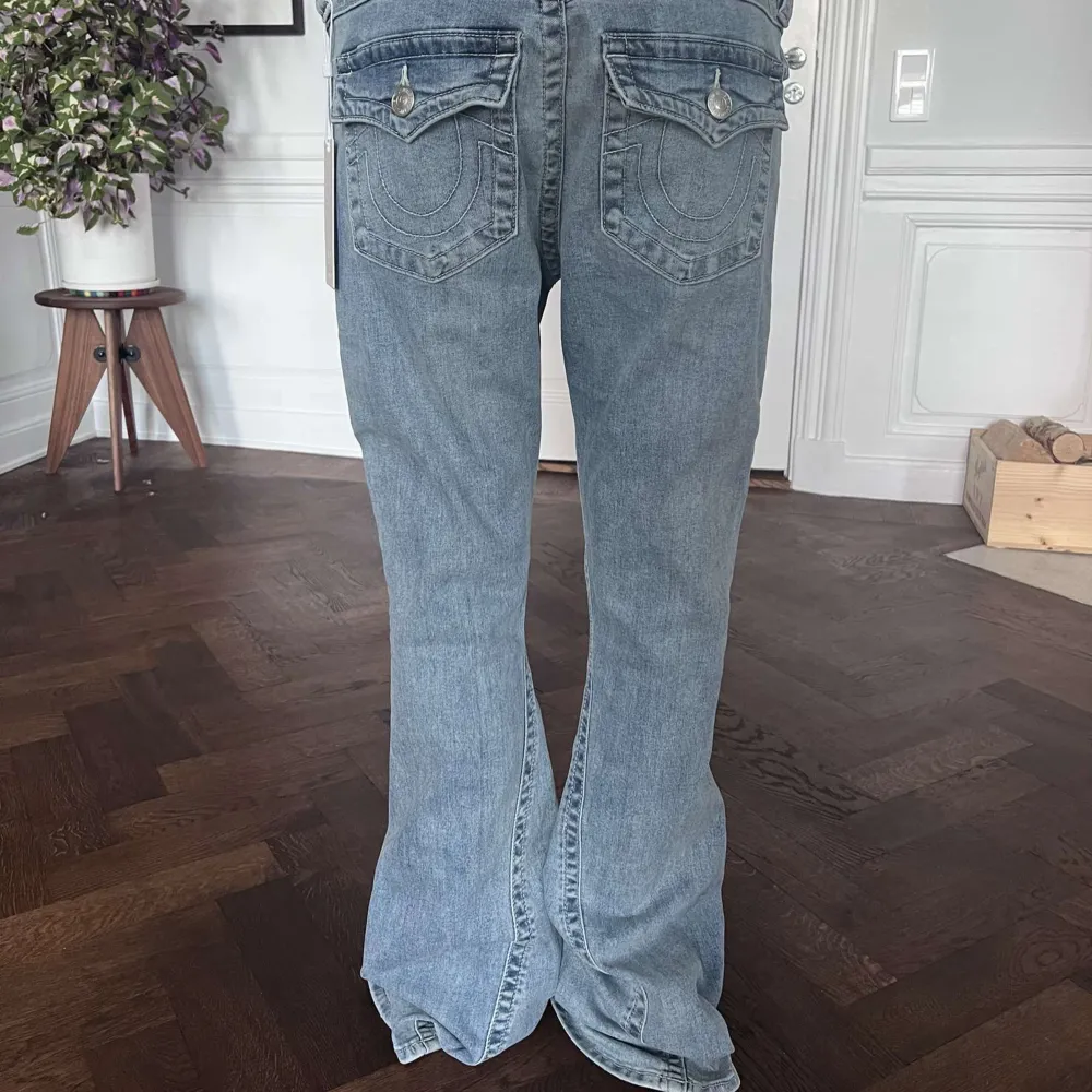 True religion bootcut i modellen Joey. Köpte dom nyss i USA men dom var tyvärr förstora för mig. Så dom är helt oanvända! Bara testade☺️ midjemått:41cm  Innerbenslängd:84cm  Benöppning:28cm (jag är 170). Jeans & Byxor.