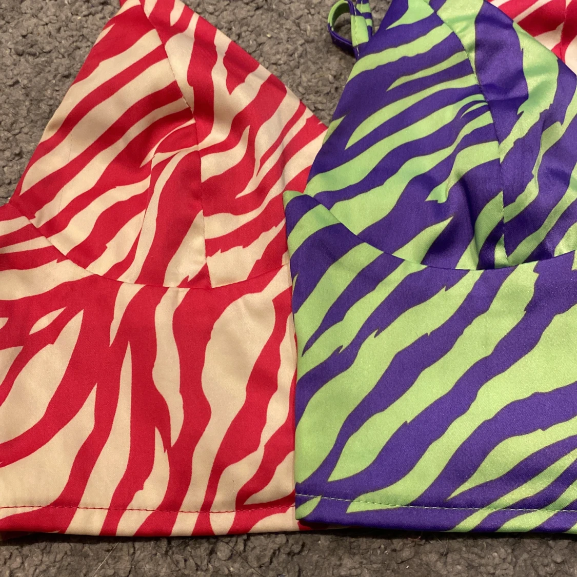 Jag säljer dessa två tröjor för att den inte blir till användning längre.  Jag har använt dem cirka två gånger men jag fasande inte riktigt för dem men hoppas dem blir till användning hos nån annan..💗😊 - 90