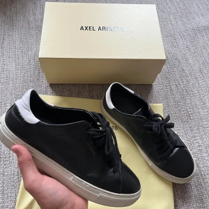 Arigato clean 90 Skor - Säljer ett par Arigato skor i ett använtbart skick. Skorna rengörs och tvättas vid köp. Dustbag och allt og medföljer. Pris kan diskuteras vid snabb affär👍🏼 nypris: 2500kr mitt pris 500kr. Kontakta gärna vid intresse av köp😃
