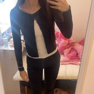 Kofta med knappar / cardigan  - Ganska åtsittande, går att ha utan någon topp under. 