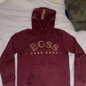 Hugo boss hodie  - Säljer min Hugo boss tröja. Den är i ett bra sick och har inga skador. Deb är i  storlek M men kan passa L