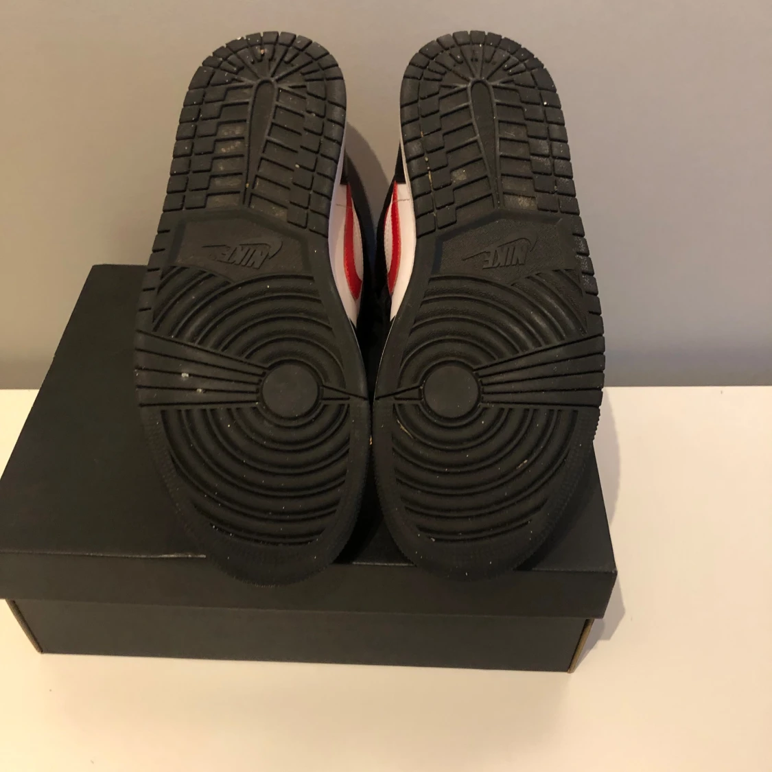 Jordan 1s mid red, black and white - 90