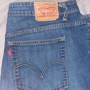 Levis jeans - Levis baggy bootcut jeans. De är i en perfekt skick. Storleken vet jag inte men de är ganska stora på en. Pris kan diskuteras.