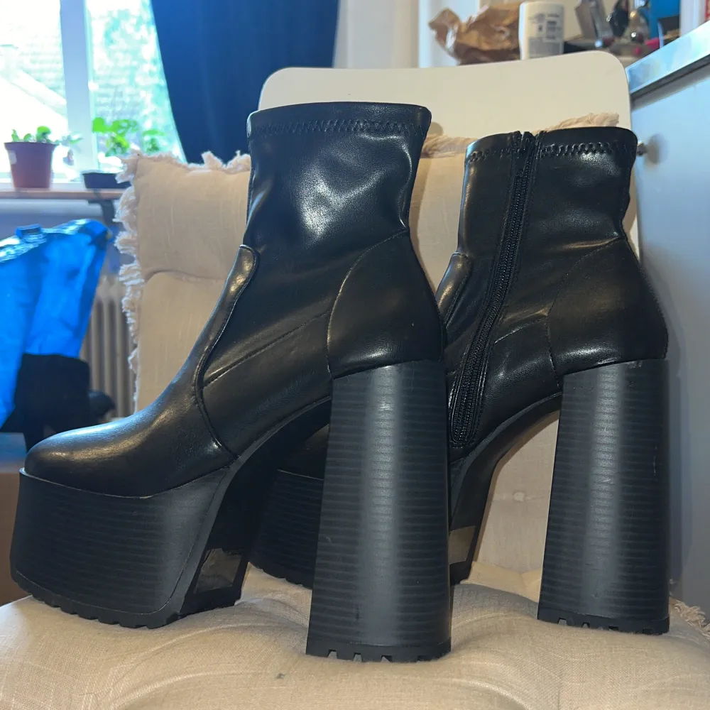 Säljer ett par boots/klackskor från justfab som endast är testade säljes då dom inte kommer till användning, det är storlek 38,5 inköpta för 785kr säljer för 500kr. Skor.