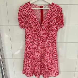 Klänning från Chiquelle - Bloom with me dress från Chiquelle. Oanvänd Storlek S