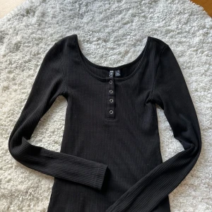 Ribbad topp  - Väldigt stretchig, ribbad topp med knappar! Nyskick 💕 