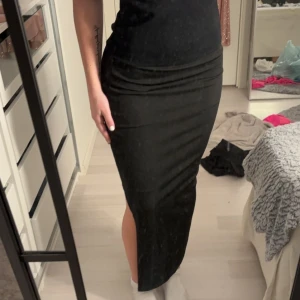 Slitskjol - Söt kjol med slits. Inga skador då den bara är använd fåtal gånger. Säljer då jag har flera liknande 