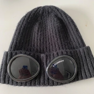 Cp company mössa - Säljer denna då jag har bytt stil och rensar garderoben. Den är original köpt rakt från cp company hemsida, länken på andra bilden för en till startsidan av deras hemsida!