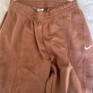 Vintage Nike mjukisbyxor  - Fina vintage mjukisbyxor från Nike , dem är i storlek M och jag skulle säga att dem är väldigt stora i storleken!🥹🙏🏼