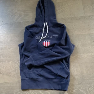 Gant - Gant hoodie i bra skick utan defekter vad jag kan se. strl S men oversized så passar m med. unisex